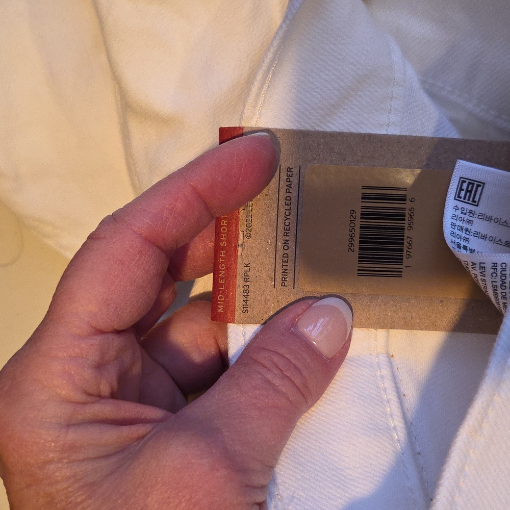 Levi's Classic White Denim Shorts - Picture 3 of 3